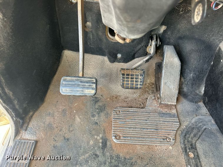 image for item EJ8615 2003 Mack CH613 semi truck