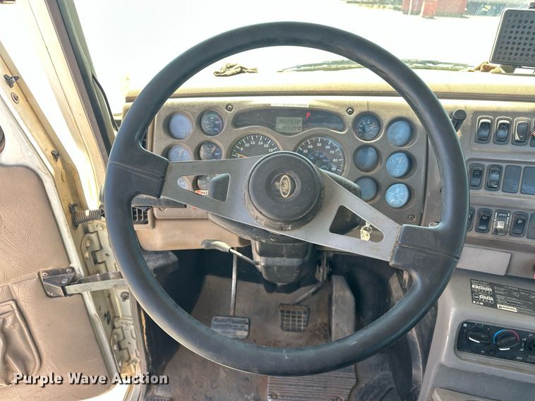 image for item EJ8615 2003 Mack CH613 semi truck