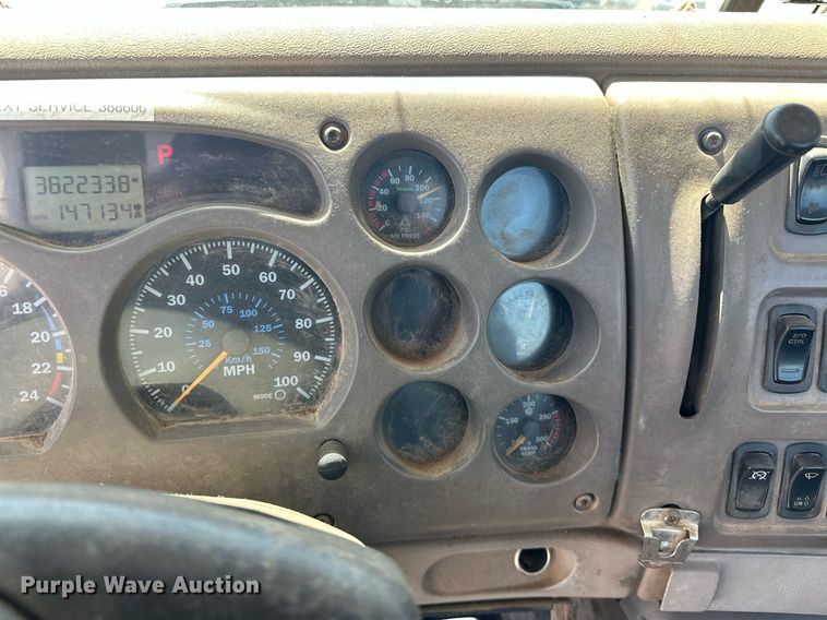 image for item EJ8615 2003 Mack CH613 semi truck