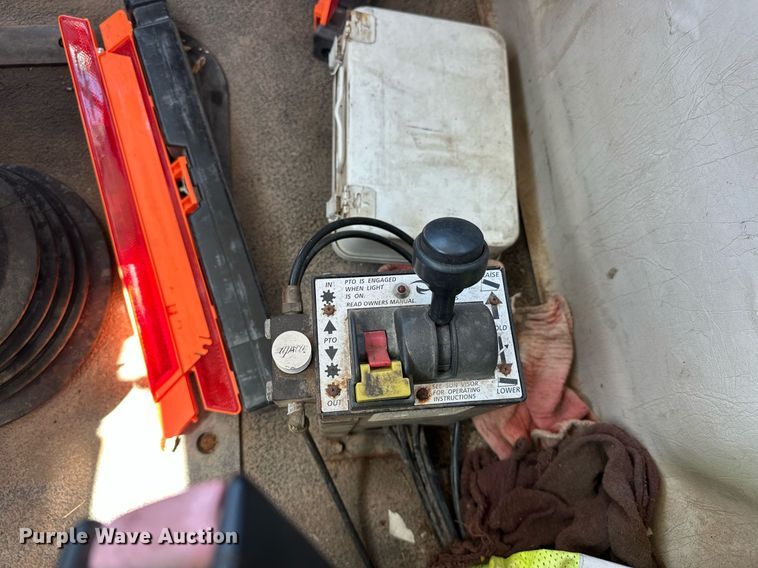 image for item EJ8615 2003 Mack CH613 semi truck