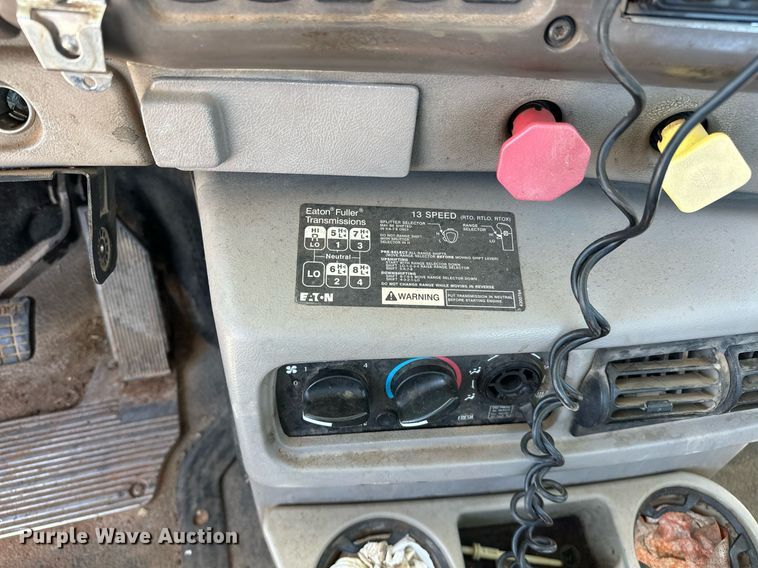 image for item EJ8615 2003 Mack CH613 semi truck