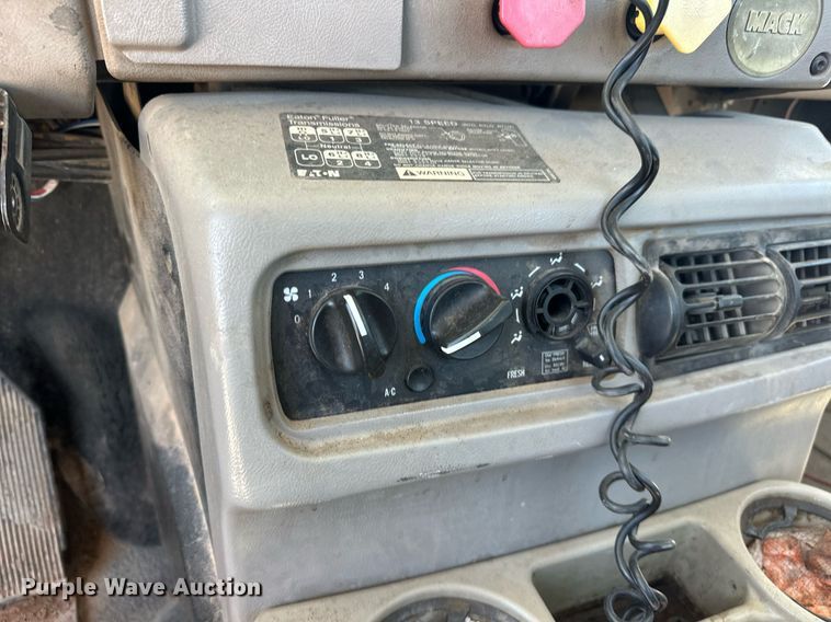 image for item EJ8615 2003 Mack CH613 semi truck