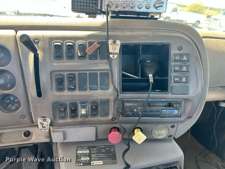 image for item EJ8615 2003 Mack CH613 semi truck