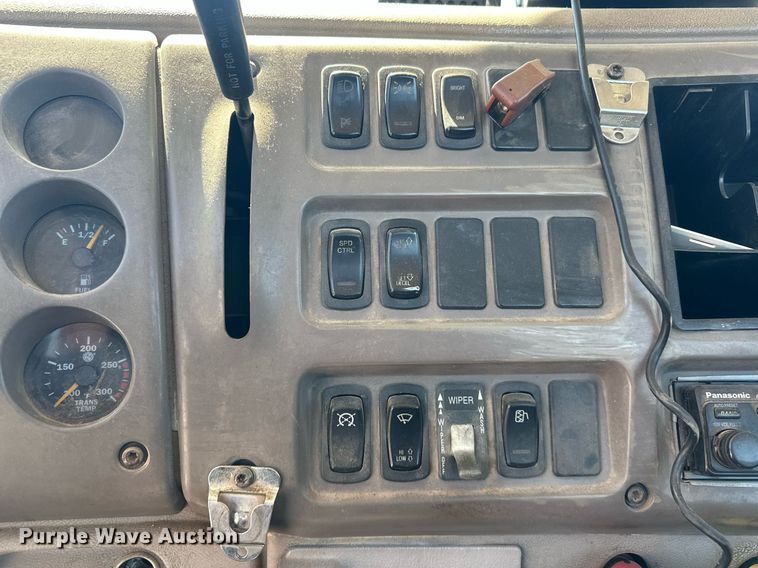 image for item EJ8615 2003 Mack CH613 semi truck