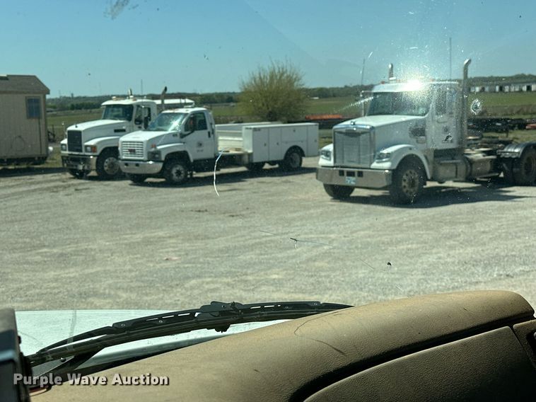 image for item EJ8615 2003 Mack CH613 semi truck