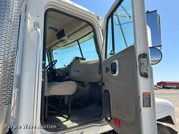 image for item EJ8615 2003 Mack CH613 semi truck