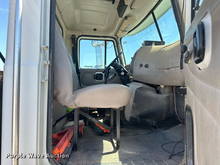 image for item EJ8615 2003 Mack CH613 semi truck