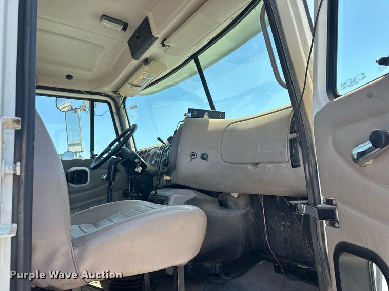 image for item EJ8615 2003 Mack CH613 semi truck