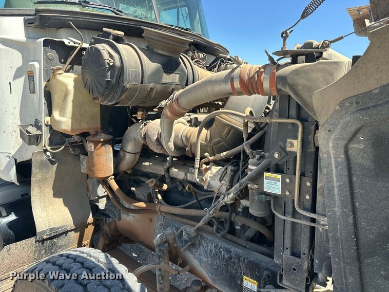 image for item EJ8615 2003 Mack CH613 semi truck