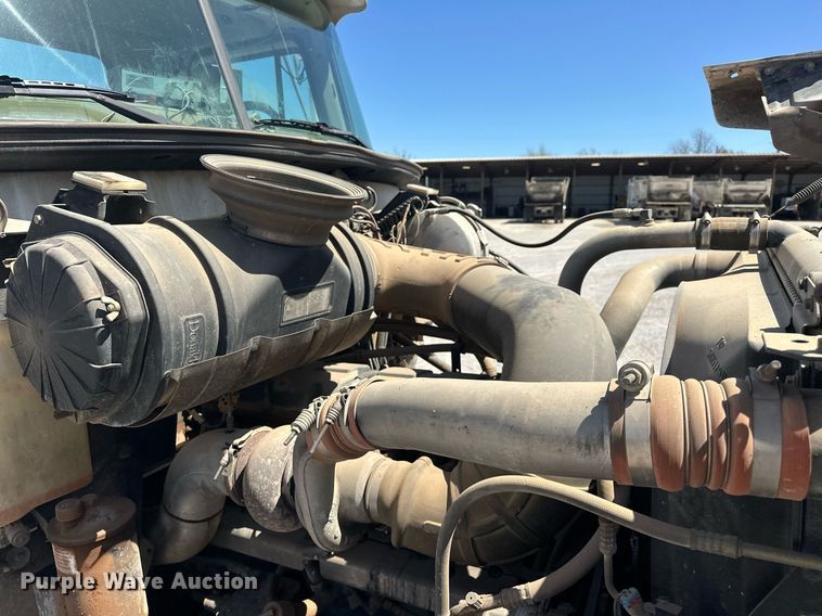 image for item EJ8615 2003 Mack CH613 semi truck