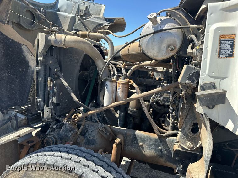 image for item EJ8615 2003 Mack CH613 semi truck