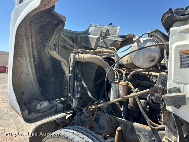 image for item EJ8615 2003 Mack CH613 semi truck