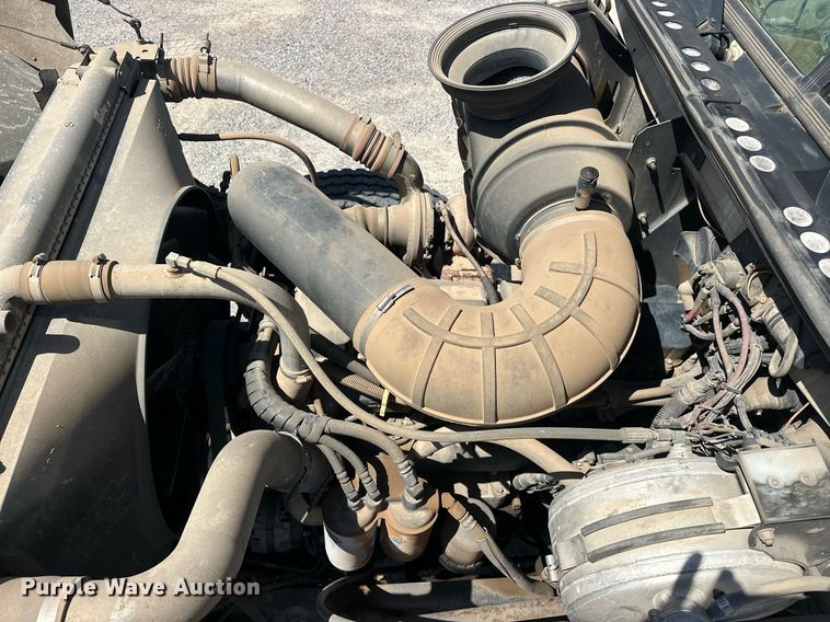 image for item EJ8615 2003 Mack CH613 semi truck