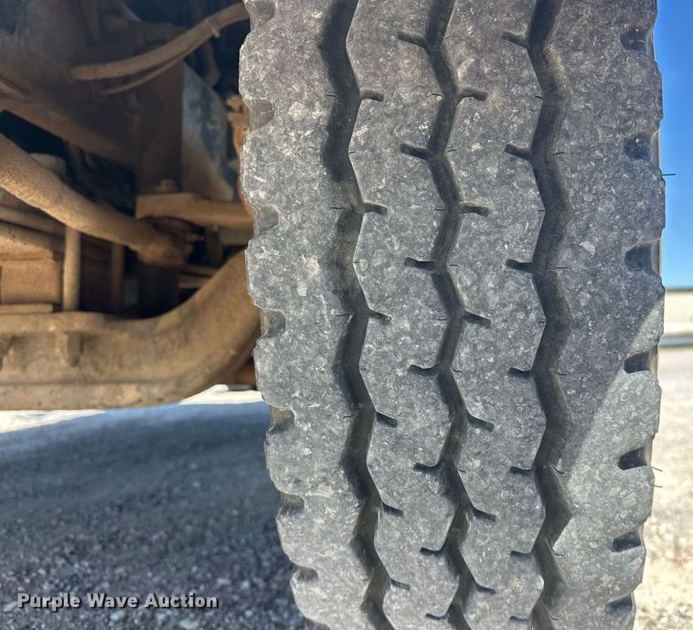 image for item EJ8615 2003 Mack CH613 semi truck