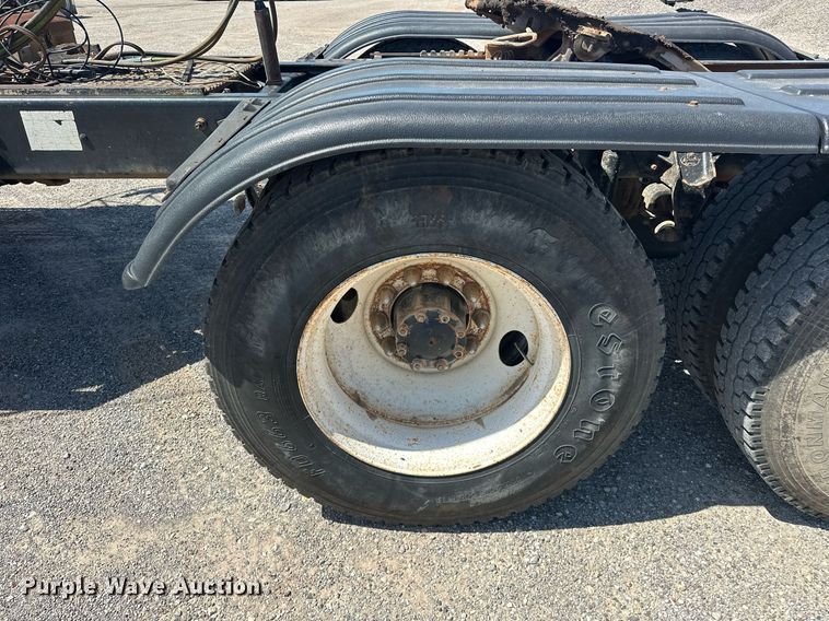 image for item EJ8615 2003 Mack CH613 semi truck
