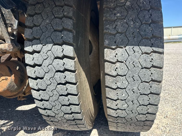 image for item EJ8615 2003 Mack CH613 semi truck