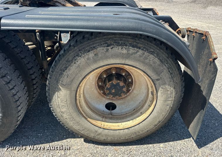 image for item EJ8615 2003 Mack CH613 semi truck