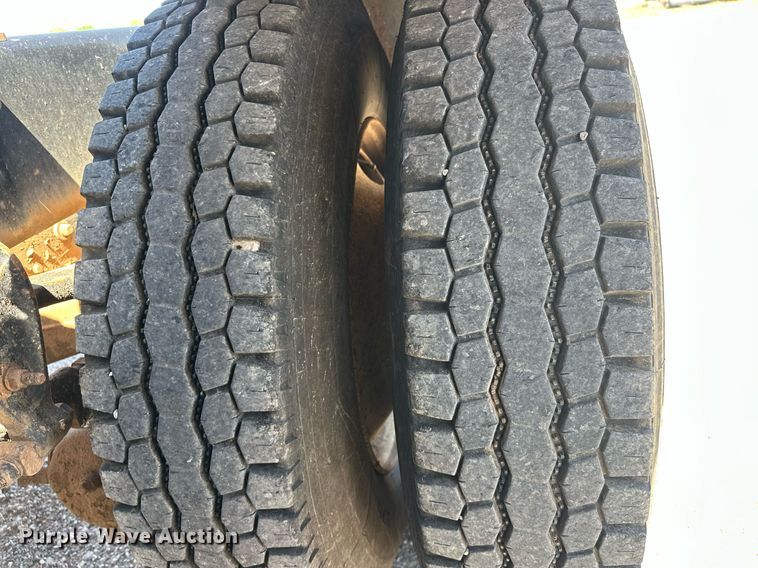 image for item EJ8615 2003 Mack CH613 semi truck