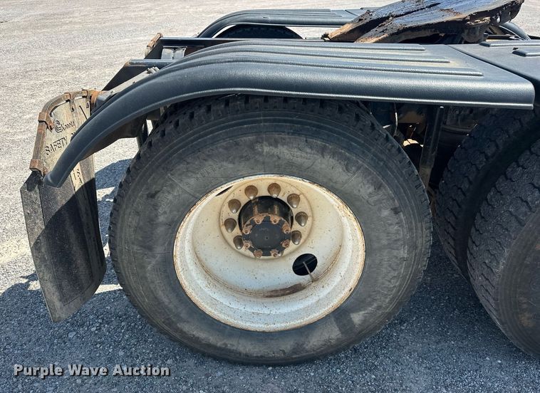 image for item EJ8615 2003 Mack CH613 semi truck