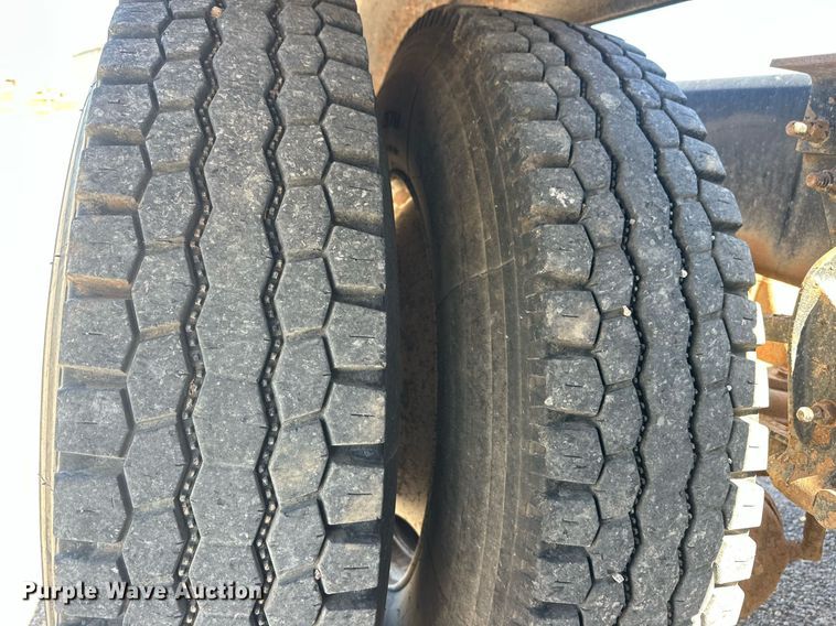 image for item EJ8615 2003 Mack CH613 semi truck