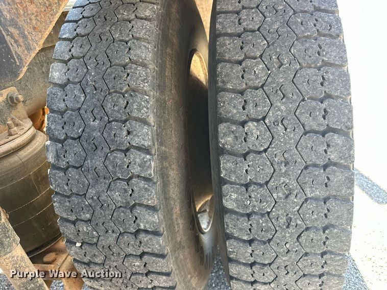 image for item EJ8615 2003 Mack CH613 semi truck