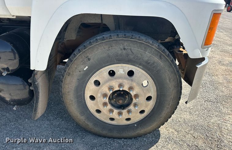 image for item EJ8615 2003 Mack CH613 semi truck