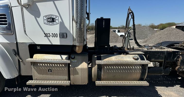 image for item EJ8617 2015 Freightliner Coronado semi truck