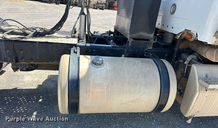 image for item EJ8617 2015 Freightliner Coronado semi truck