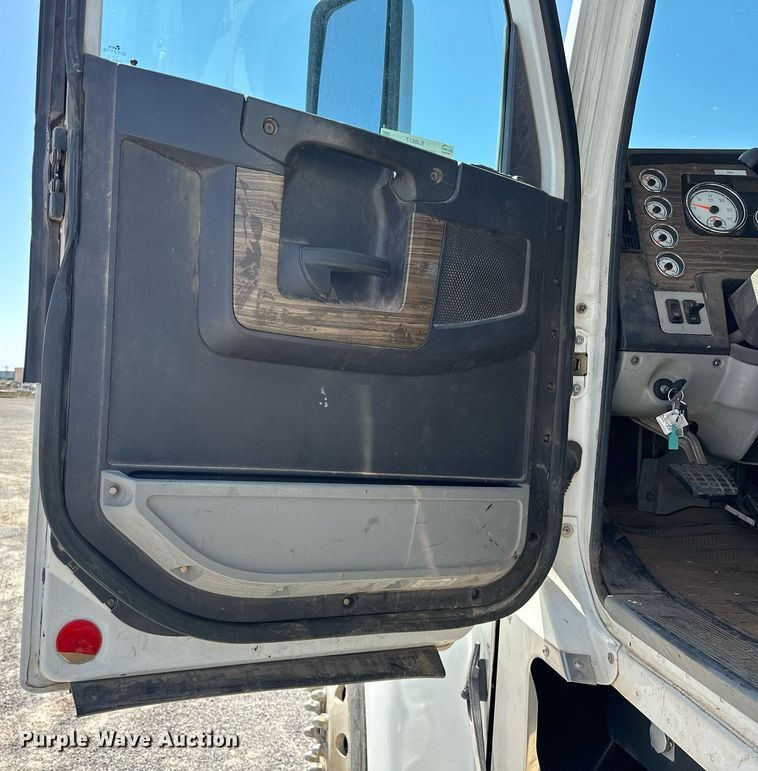 image for item EJ8617 2015 Freightliner Coronado semi truck