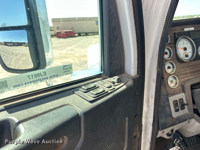 image for item EJ8617 2015 Freightliner Coronado semi truck