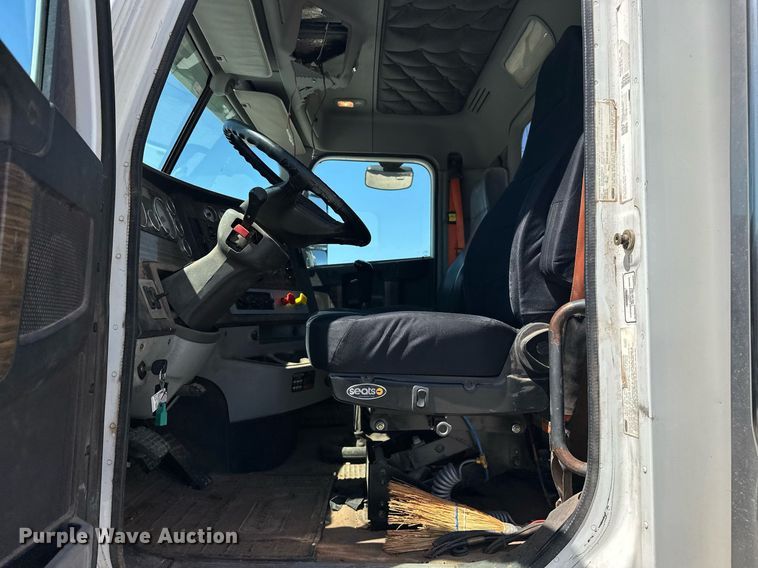 image for item EJ8617 2015 Freightliner Coronado semi truck