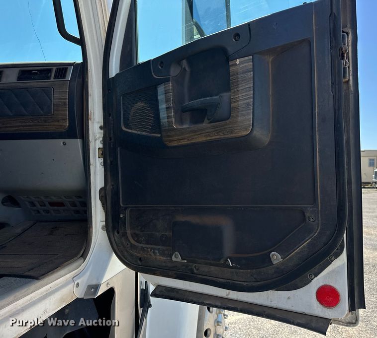 image for item EJ8617 2015 Freightliner Coronado semi truck