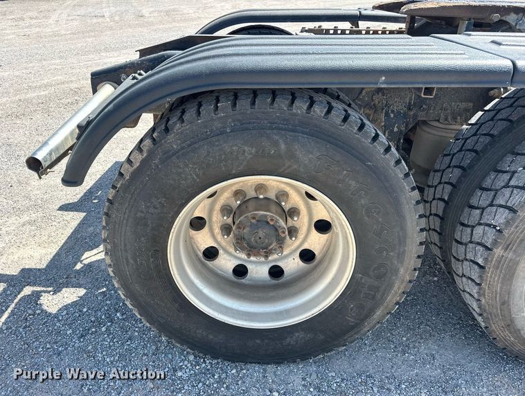 image for item EJ8617 2015 Freightliner Coronado semi truck