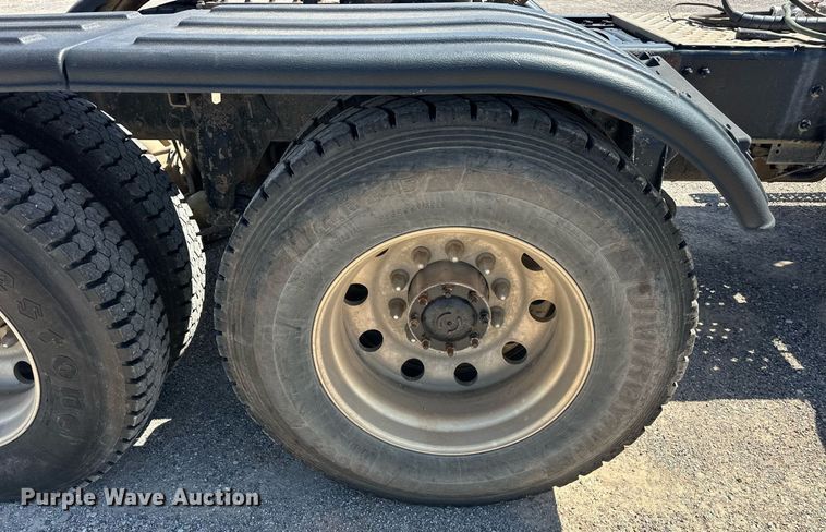 image for item EJ8617 2015 Freightliner Coronado semi truck