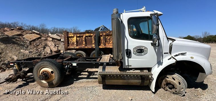 image for item EK0543 2006 Freightliner Business Class M2 semi truck