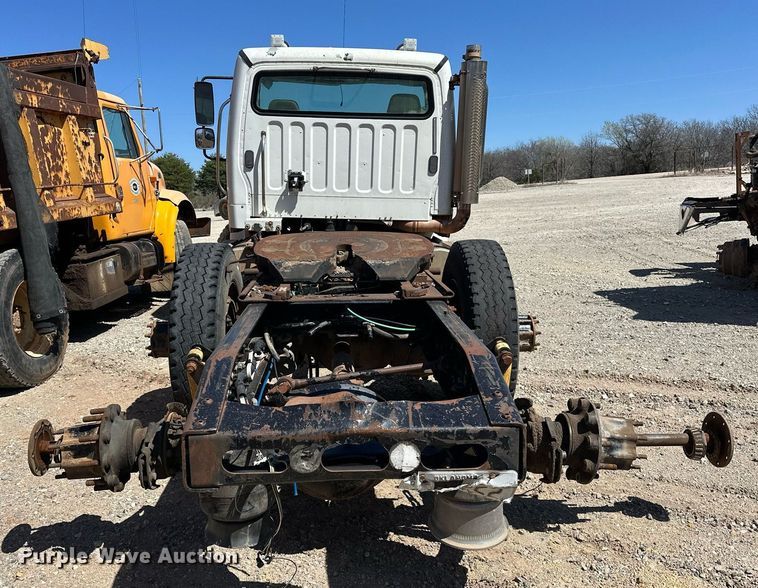 image for item EK0543 2006 Freightliner Business Class M2 semi truck