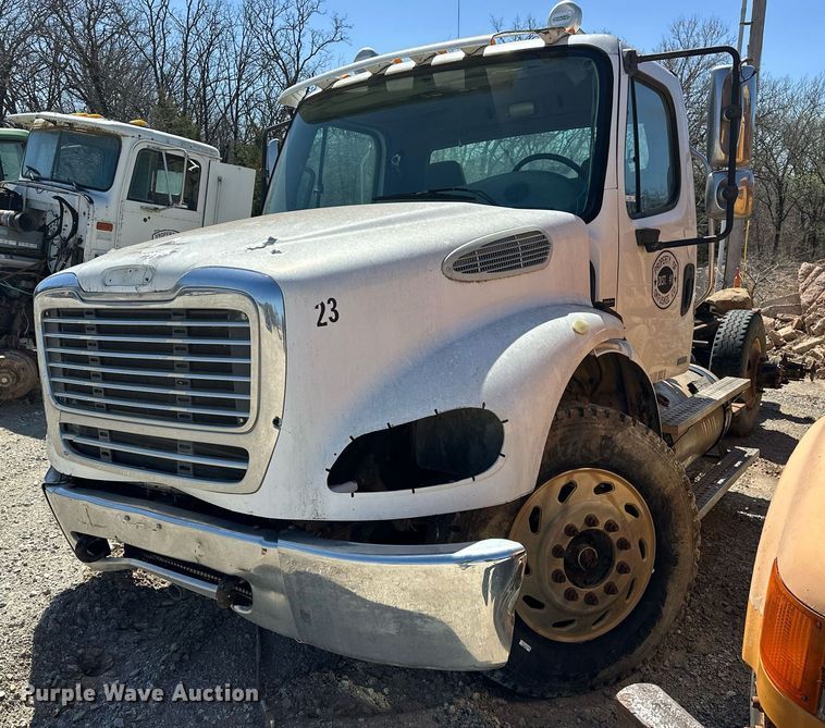 image for item EK0543 2006 Freightliner Business Class M2 semi truck