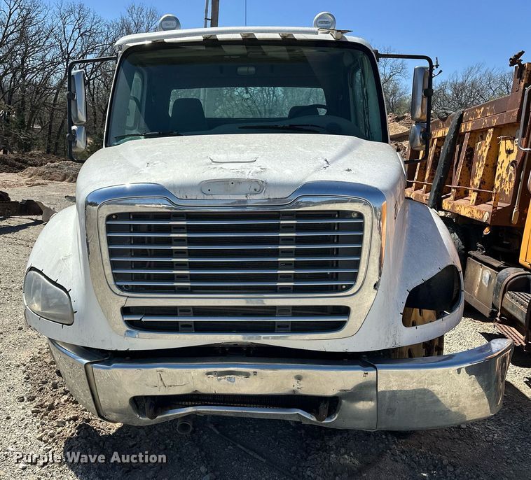 image for item EK0543 2006 Freightliner Business Class M2 semi truck