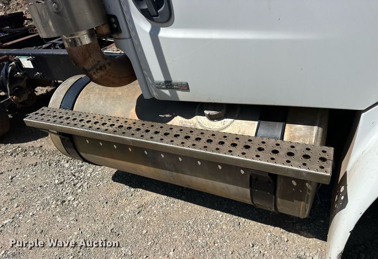 image for item EK0543 2006 Freightliner Business Class M2 semi truck