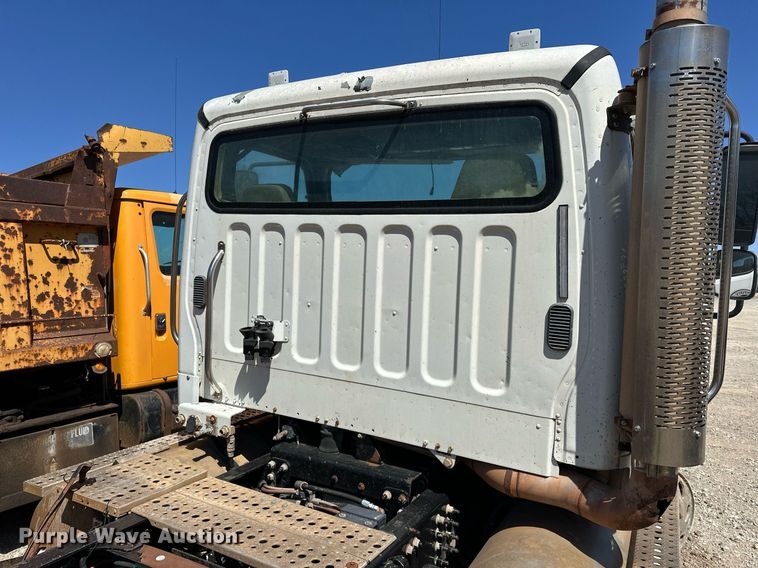 image for item EK0543 2006 Freightliner Business Class M2 semi truck