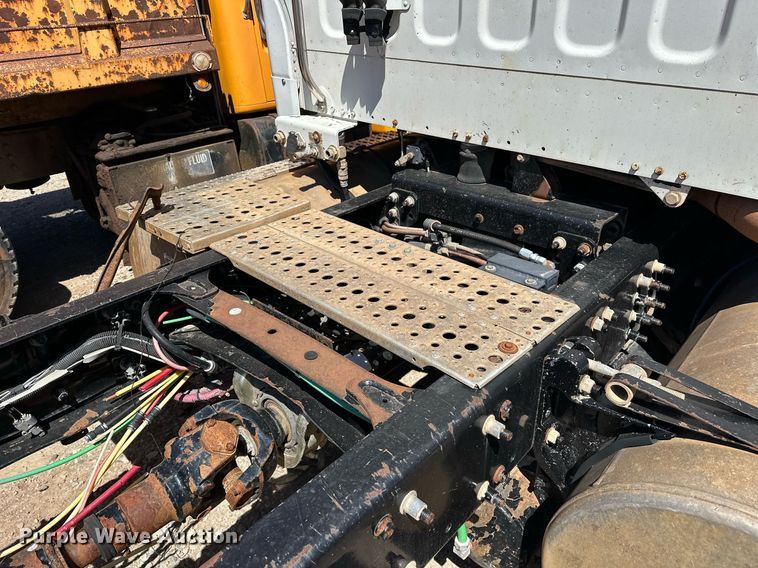 image for item EK0543 2006 Freightliner Business Class M2 semi truck