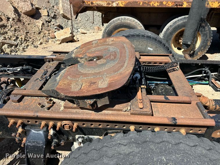 image for item EK0543 2006 Freightliner Business Class M2 semi truck