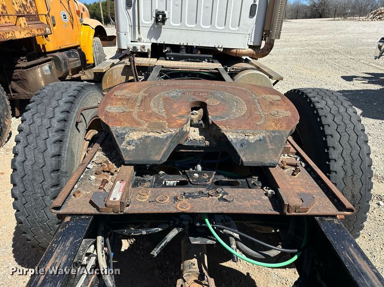 image for item EK0543 2006 Freightliner Business Class M2 semi truck