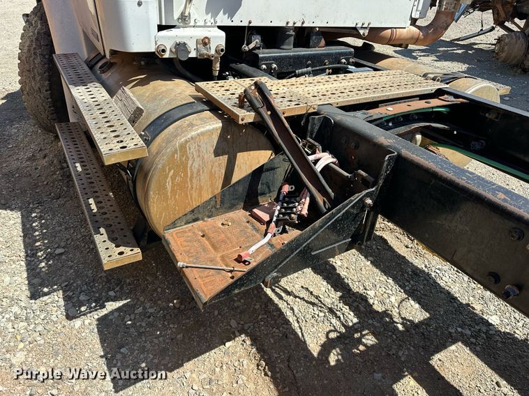 image for item EK0543 2006 Freightliner Business Class M2 semi truck