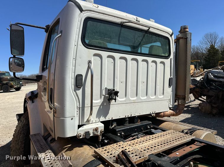 image for item EK0543 2006 Freightliner Business Class M2 semi truck