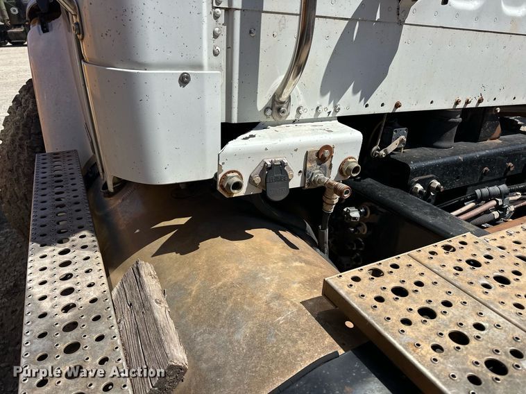 image for item EK0543 2006 Freightliner Business Class M2 semi truck