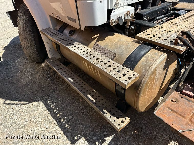 image for item EK0543 2006 Freightliner Business Class M2 semi truck