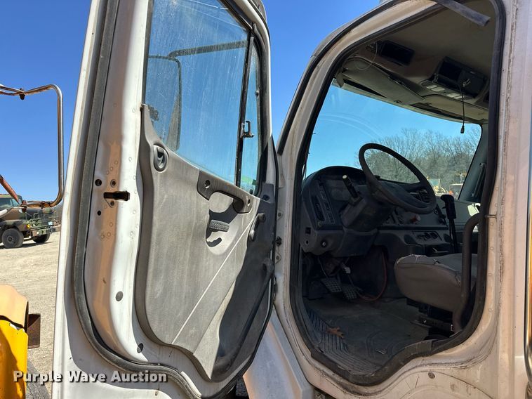 image for item EK0543 2006 Freightliner Business Class M2 semi truck