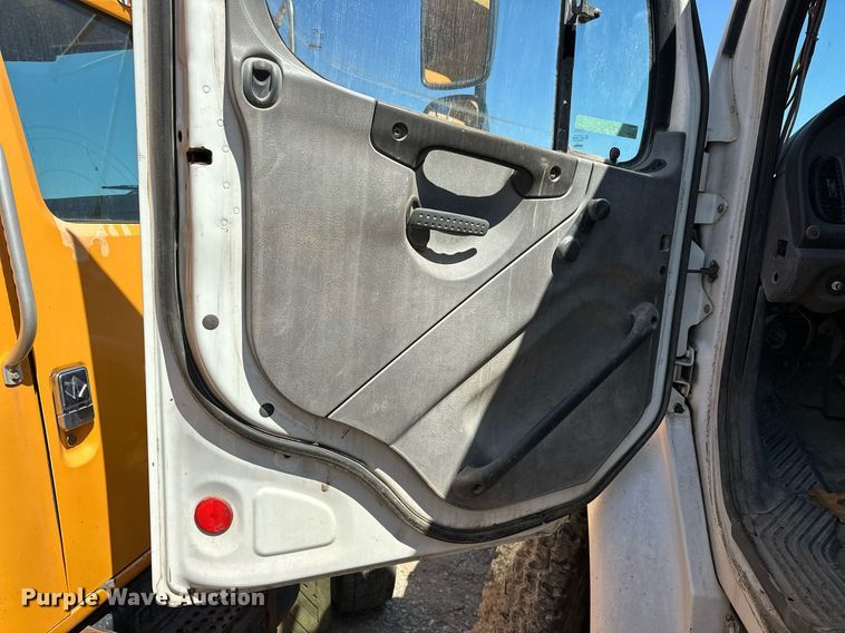 image for item EK0543 2006 Freightliner Business Class M2 semi truck