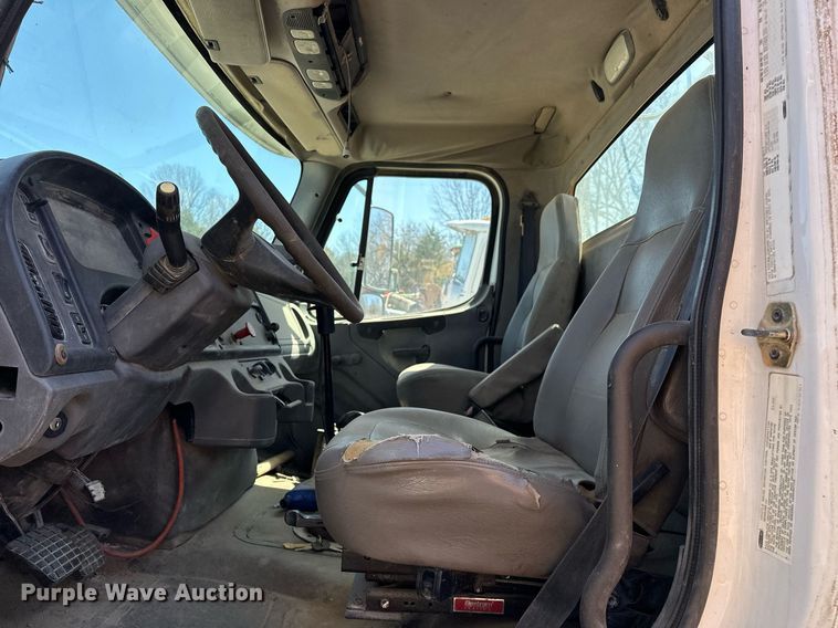 image for item EK0543 2006 Freightliner Business Class M2 semi truck